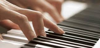 Mains jouant du piano